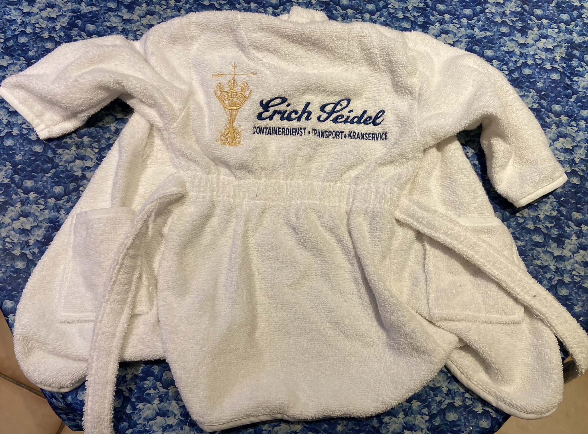 Weißer Baby-Bademantel, der bestickt wurde