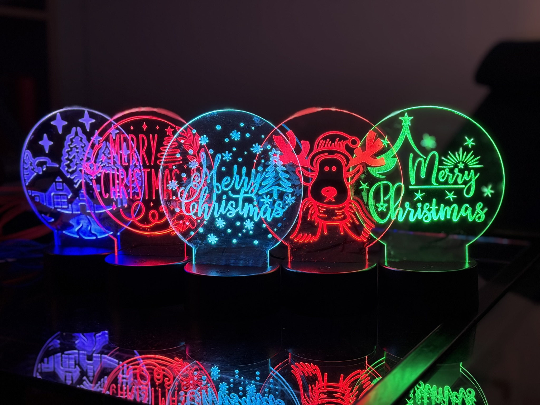 Acrylglasschilder, die von einem LED-Sockel angestrahlt werden