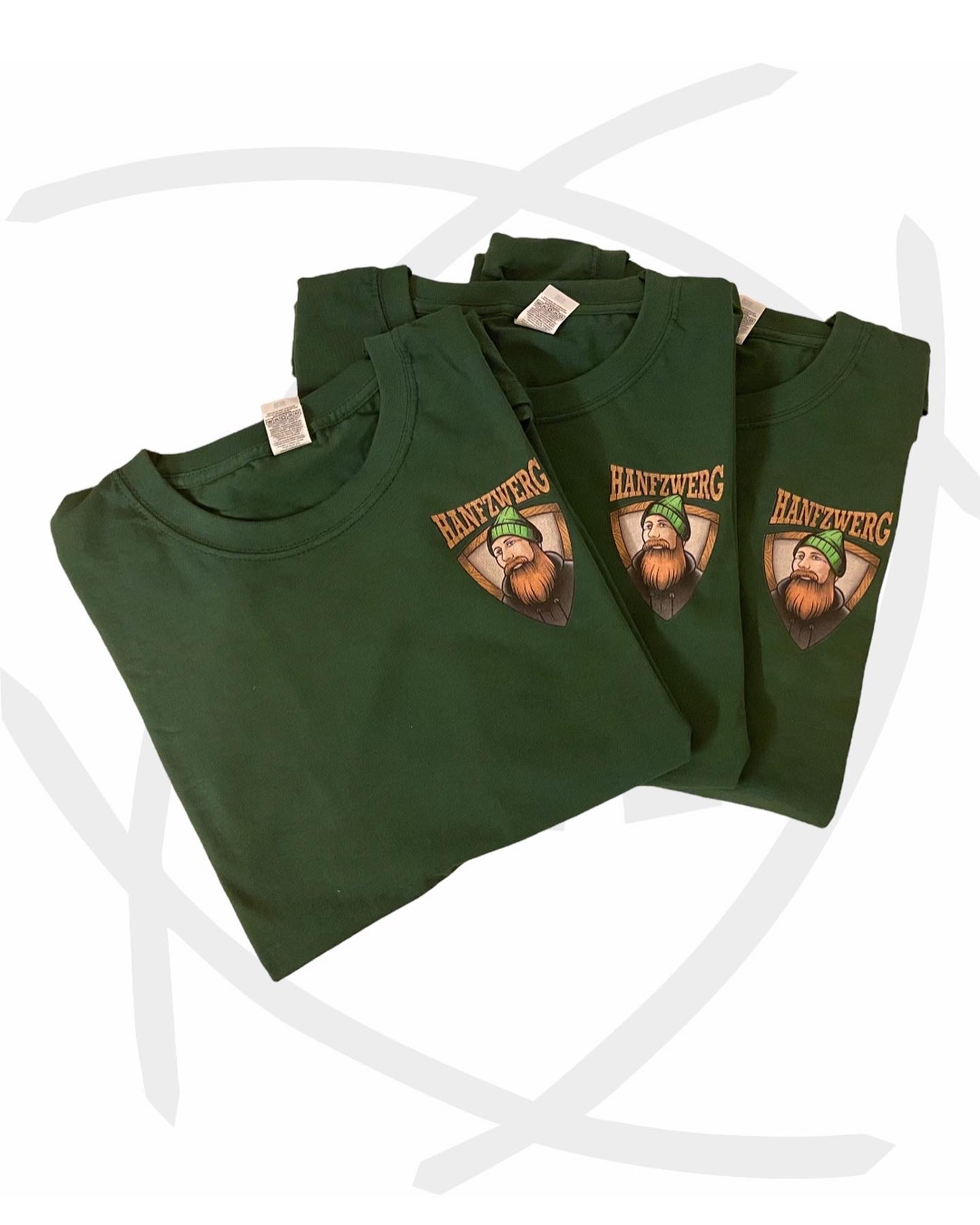 Grüne T-Shirts, die mittels DTF bedruckt wurden