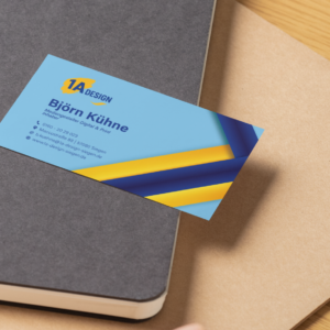 Eine Visitenkarte, die auf einem Notebook liegt