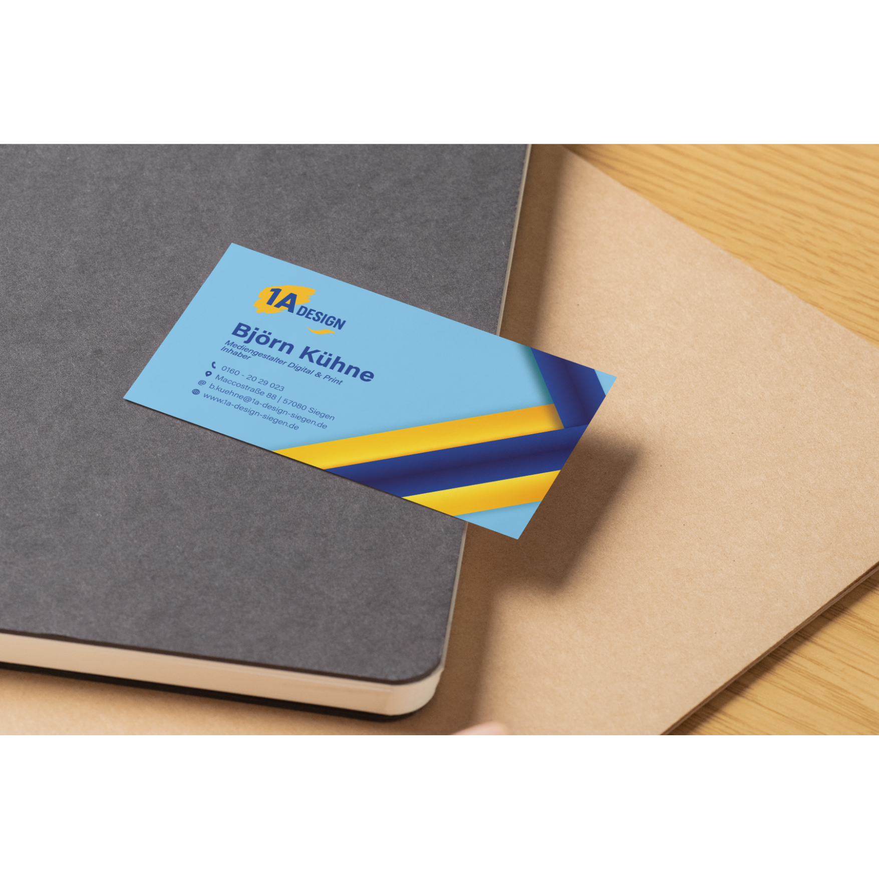 Eine Visitenkarte, die auf einem Notebook liegt